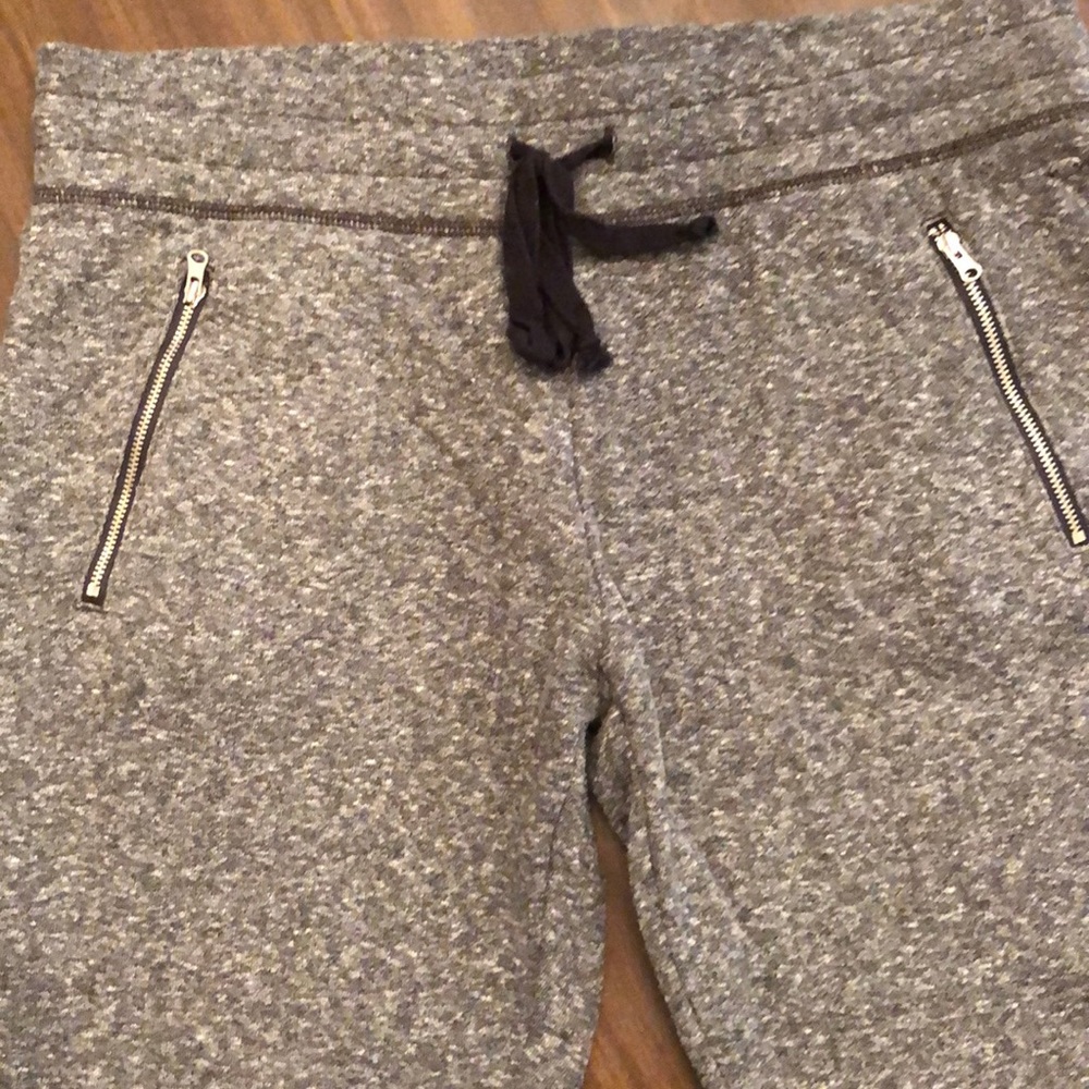 American Eagle jogger with zippered pockets